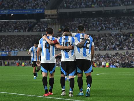 נהנה עם החברים כמו ילד. מסי (Getty)