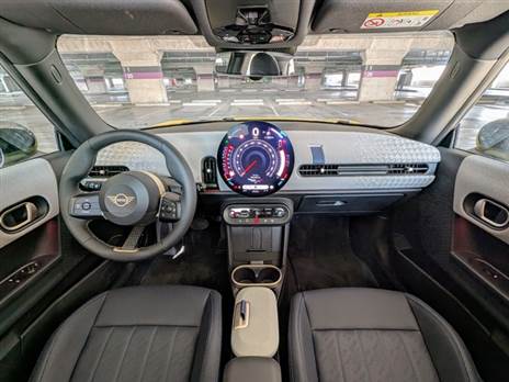 מבפנים מקפיצים עוד קצת את אווירת הרטרו, אבל איכות החומרים לא מרשימה