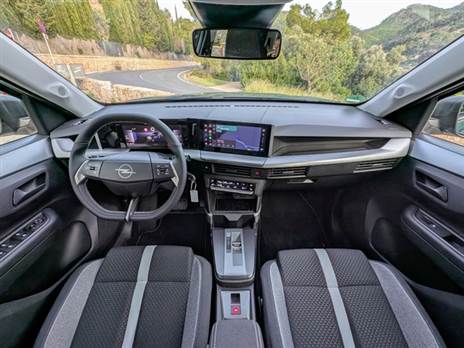 תא נוסעים ייחודי לעומת סיטרואן C3 איירקרוס התאומה