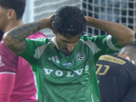 ליאור רפאלוב תועד תופס את הראש באכזבה דקות אחרי שמחמוד ג`אבר החטיא ממסירה של קפטן הירוקים במקום לחזור לרחבה.