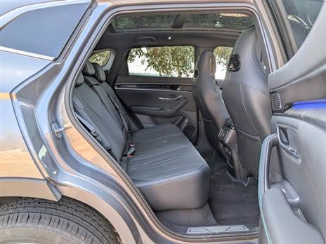 גם מאחור אין הבדל לעומת הסיל U החשמלי, ותוכלו להכניס כאן שלושה מבוגרים