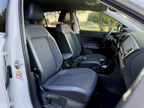 מושבים קדמיים נוחים, משולב בד ועור