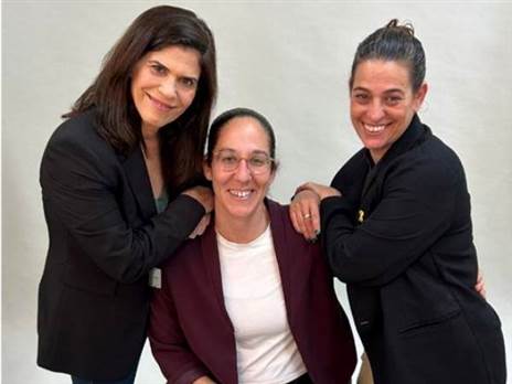 מימין לשמאל: מנכ"לית עמותת שוות, מעיין ארזי מלינרסקי; המדליסטית הפאראלימפית, מורן סמואל; יו"ר הועד האולימפי, יעל ארד (באדיבות שוות)