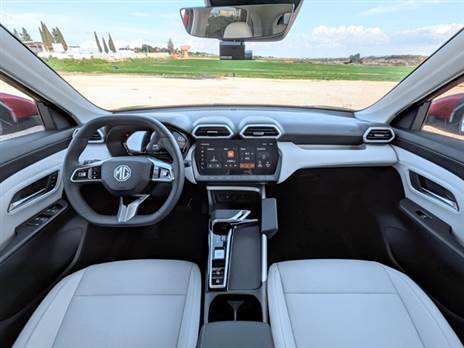 העיצוב מודרני, אבל לנו ידית ההילוכים הזכירה את אלו שבאאודי ופתחי המיזוג של למבורגיני...