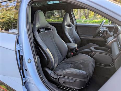 מושבי “באקט“ מצוינים. גם מחוממים ומאווררים (אבל לא מתכווננים חשמלית)