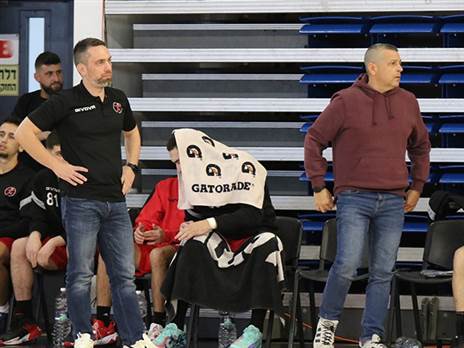 פרנקל (מימין) שמחליף את פאזין (משמאל). (צילום: אלון נגל, איגוד הכדוריד)