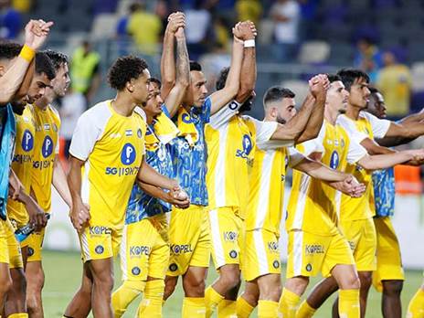 שחקני מכבי ת“א חוגגים ניצחון על ב“ש. כיצד ייראו התמונות בסיום הערב? (אלן שיבר)