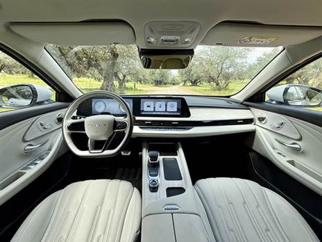 יש ניסיון ליצור אווירה יוקרתית. מצליח לה?