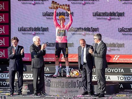 פרימוז' רוגליץ' עם גביע הג'ירו | צילום: Presidenza della Repubblica, Wikimedia