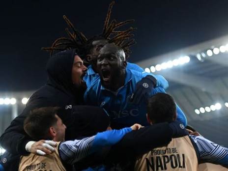 שחקני נאפולי חוגגים. האם נזכה לפוטו-פיניש מהסרטים באיטליה? (GETTY)