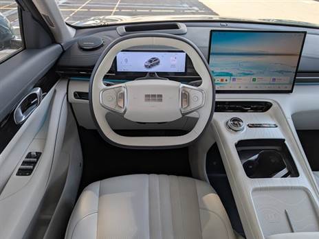 רשימת האבזור מכובדת כבר בגרסת הכניסה. הנדסת האנוש דורשת הסתגלות