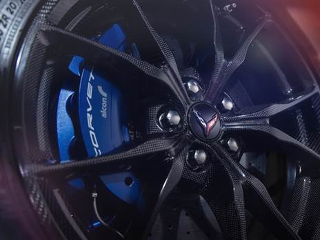 מערכת בלימה של אלקון עם קליפר 10 בוכנות מלפנים ודיסקים קרמיים 420 מ“מ - הגדולים ביותר בקורבט