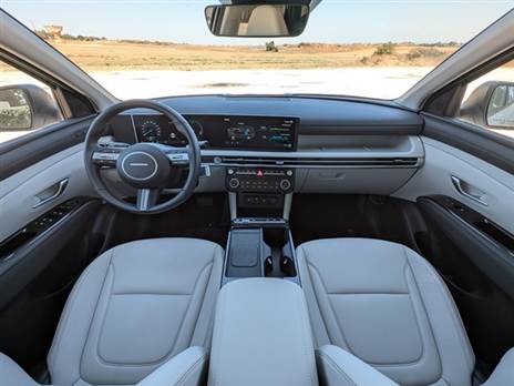 אזור הדשבורד זהה לאח הרגיל, למעט תצוגות ייעודיות להנעה ההיברידית והכפולה