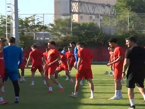 שחקני הפועל ת“א באימון הבכורה