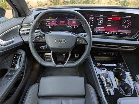 אין פה מנופי העברת הילוכים מאחורי ההגה, כאילו יש, אבל הם כפתורים וקטנים יחסית