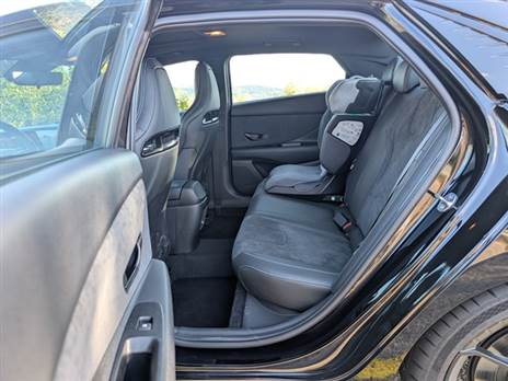 מאחור זו אלנטרה... רק בלי פתחי מיזוג... נו באמת