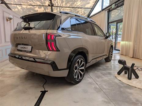 האיון V הוא הדגם המודרני בחבורה וזה שמגיע בתקינה אירופאית מלאה