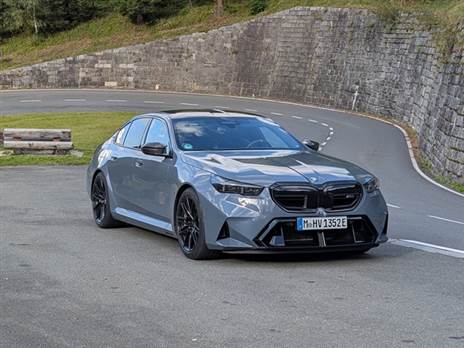 היא לא משגעת אותך בפיתולים, זה לא שהיא לא יכולה, היא פשוט שוקלת מעל ל-2.4 טון ומעל לחצי טון יותר מהדור הקודם