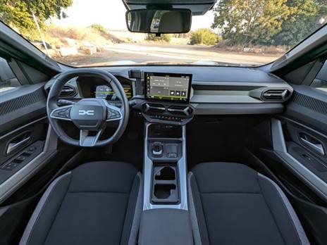 תא הנוסעים זהה לדאסטר - אווירה קשוחה ואיכות חומרים בסיסית