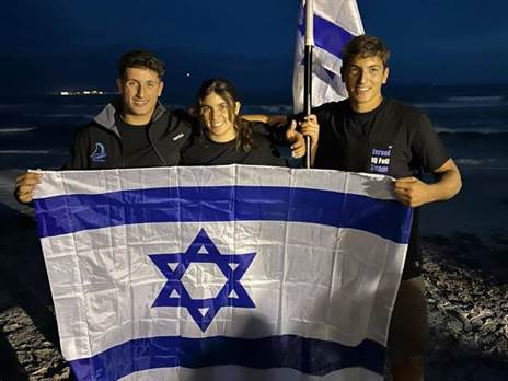 ישראל היא מעצמת גלישת רוח". האחים רג'ואן (צילום פרטי)