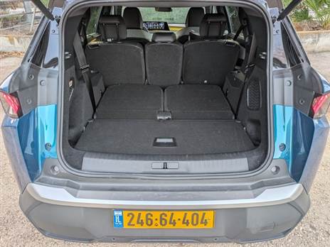 וכמו תמיד, אפשר לקפל את המושבים ולקבל 748 ליטר. רק מעצבן קצת להרים את המושבים חזרה