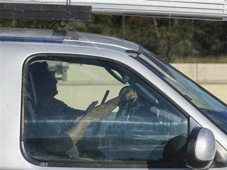 כולם מסכימים ששימוש בנייד בזמן נהיגה זה מסוכן. אבל מה הדרך היעילה למנוע את זה?