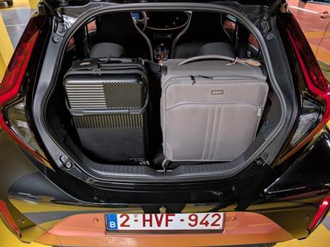 תא המטען נותר בנפח 231 ליטר, כאשר כעת המצבר ממוקם מתחתיו