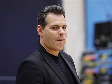 “מסופק מהניצחון“. איטודיס (אלן שיבר)