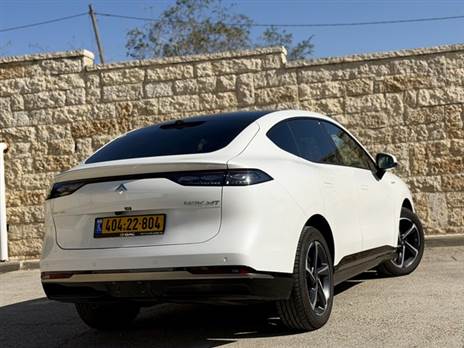 למרות ה“קופה“, אל תצפו להתנהגות כביש ספורטיבית. טווח הנסיעה המוצהר בר השגה אם תנהגו באופן רגוע