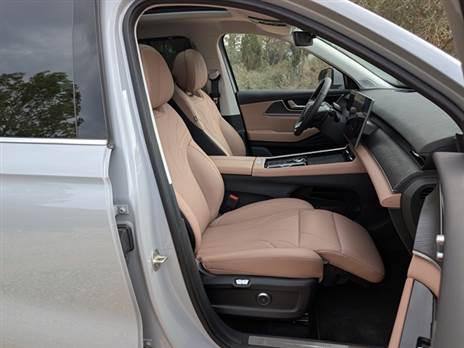 מושב נוסע עם הדום ומצב שכיבה, ויש פה גם חימום, אוורור ועיסוי מצוין