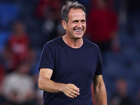 הסתובב עם המזוודות. לוי (ברני ארדוב)