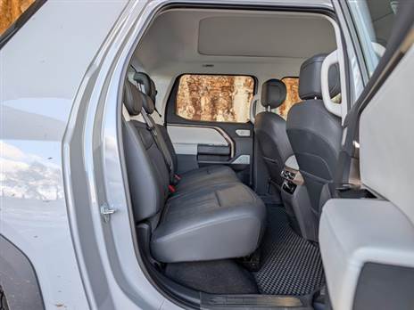 המרווח מאחור נדיב מאוד, ויש גם פתחי מיזוג וחימום במושבים