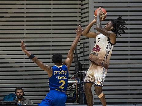 אתא נאבקה בצד השני (צילום: עודד קרני)