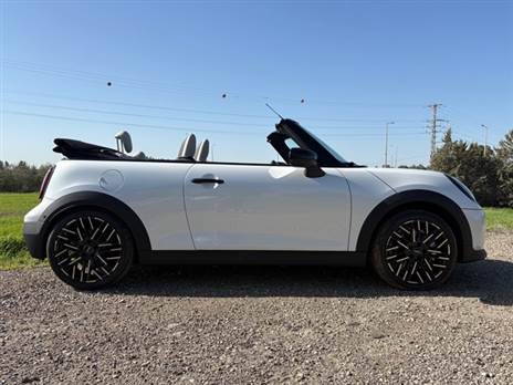 גג שנפתח בכ-20 שניות והופך אותה לעוד יותר מסובבת ראשים