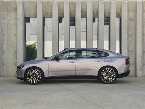 לעומת ה-S90 המחודשת. ה-ES90 קצרה יותר, אבל רחבה, גבוהה ועם בסיס גלגלים ארוך יותר