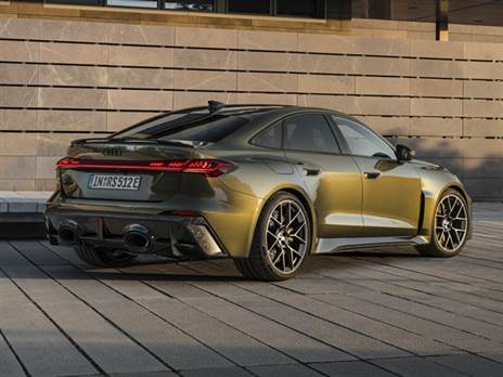 במרכז הדיפיוזר האחורי ישנו פס מחזיר אור אדום, בכל זאת, להדגיש את הספורטיביות