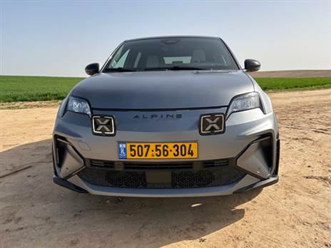 התנהגות הכביש נעה על הקו שבין שובבה למופרעת. ואנחנו אוהבים את זה