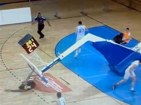 אימה בקרואטיה: הסל התמוטט על הכדורסלן