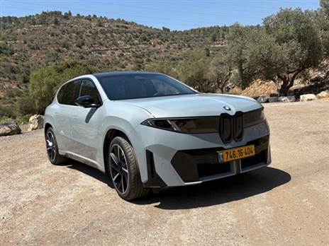 ביחס לתצורת ה-SUV, הגודל והמשקל, ב.מ.וו הצליחו ליצוק ל-iX3 משהו מחדוות הנהיגה שלהם