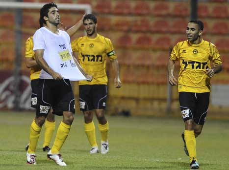 אסור (מימין) בימיו בנתניה (ניר בוקסנבאום)