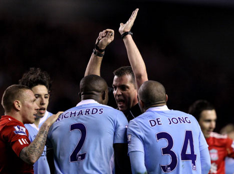 השופט מראה לריצ'רדס מה עשה לא נכון (gettyimages)