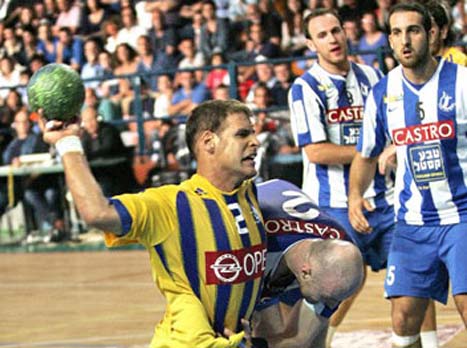 קרב חם במגרש האוניברסיטה. עופר לוזון מול שחקני אס"א (דוד פליגל, באדיבות איגוד הכדוריד)