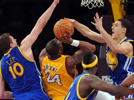 קובי מול גולדן סטייט. אליפות? רק אם יסדרו לו עוד טרייד מדהים כמו זה עם גאסול (GETTYIMAGES)