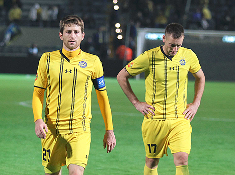 עוד יום עבודה. שחקני מכבי בבאסה (אלן שיבר)