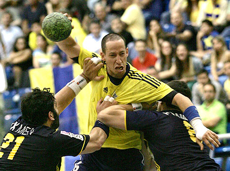 לנגליב. בלט בשורות הצהובים (צילום: באדיבות איגוד הכדוריד)