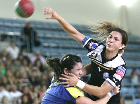 מושיטות יד לשלום.