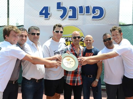 שחקני רמלה עם הצלחת. (צילום: פוטו גדי)