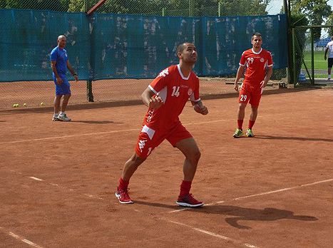 ממתינים לחזרתו. ורמוט (באדיבות דף הפייסבוק של הפועל ת"א)