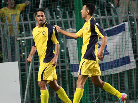 יצחקי חוגג בהונגריה (באדיבות האתר הרשמי של מכבי ת"א)