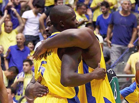 ג'יימס וסופו. לאחד סעיף סודי בחוזה, לשניהם אין אולם אימונים (אלן שיבר)